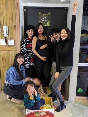 ▲林依晨(左二)學Janet捧孕肚,表情似乎有些尷尬。(圖/林依晨微博) ▲林依晨(左二)學Janet捧孕肚,表情似乎有些尷尬。(圖/林依晨微博)