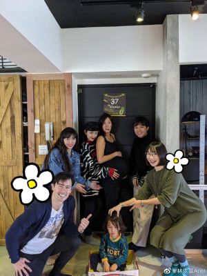 ▲林依晨(左二)疑似刻意不讓肚子被拍到。(圖/林依晨微博) ▲林依晨(左二)疑似刻意不讓肚子被拍到。(圖/林依晨微博)
