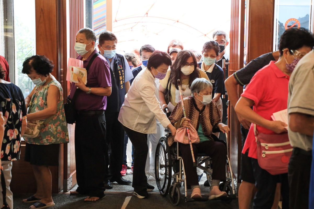 ▲中市68歲以上接種第二劑莫德納疫苗(圖／市政府提供2021.9.29)