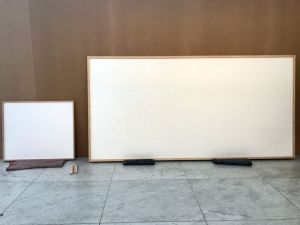 ▲哈寧將2幅作品寄到博物館,沒想到打開卻是「空白畫框」,名稱還取為《拿了錢就跑》。(圖/翻攝自《Bloomberg》Twitter) ▲哈寧將2幅作品寄到博物館,沒想到打開卻是「空白畫框」,名稱還取為《拿了錢就跑》。(圖/翻攝自《Bloomberg》Twitter)