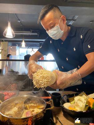 ▲菇神首采鍋物為讓消費者體驗鮮採即食好滋味，不定時會有桌邊服務，將仍種植在太空包的菇品送上桌，讓客人現採即食，新鮮破表。（圖／記者金武鳳攝，2021.9.29)