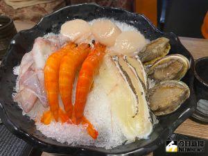 「菇神」搶進市區另創品牌 首采鍋物慶開幕買千送500 ▲「菇神首采鍋物」除了四款湯底任選外,配料、菜盤及肉品也開放單點,要吃再點,不浪費。(圖/記者金武鳳攝,2021.9.29)