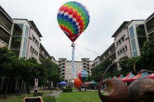 ▲修平科大迎新生，在校園高掛象徵夢想高飛的五彩熱氣球，讓新生深切感受到有夢最美，築夢踏實。（圖／修平提供）