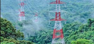 ▲每當行駛在高速公路時,都能見到不少「紅白色」相間的輸電鐵塔。(圖/翻攝台電官網) ▲台電在臉書上解釋,輸電鐵塔漆成紅白色,是為了飛航安全,因為這些輸電鐵塔位於飛機航道附近,且高度超過60公尺,配合航空法規需漆成紅白或橘白相間。(圖/翻攝台電官網)