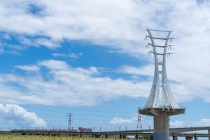 ▲純白色的輸電鐵塔(圖/翻攝台電官網) ▲純白色的輸電鐵塔位於宜蘭花蓮交界和平溪出海口,是全台第一座經過設計競賽選出並打造的創意造型鐵塔。(圖/翻攝台電官網)