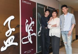 ▲唐美雲(中)爆料施易男(右)、李千那(左)在片場吵架兼鬥嘴。(圖/公視台語台提供) ▲唐美雲(中)爆料施易男(右)、李千那(左)在片場吵架兼鬥嘴。(圖/公視台語台提供)
