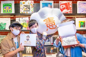 ▲黃子佼(中)找賣包子的阿松(左)、蔡昌憲做義賣。(圖/洒落嚴選行提供) ▲黃子佼(中)找賣包子的阿松(左)、蔡昌憲做義賣。(圖/洒落嚴選行提供)