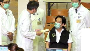 副總統賴清德施打高端疫苗第二劑前,由醫師問診。 ▲副總統賴清德施打高端疫苗第二劑前,由醫師問診。(圖/記者朱永強攝影,2021.09.30)