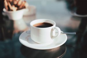 ▲許多人愛喝咖啡，不過你適合嗎？營養師高敏敏就表示，這「6種人」必須注意咖啡因攝取量。（示意圖／翻攝自Unsplash）