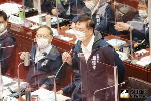 無黨黨團質詢時,將副市長羅達生(右)、史哲(左)請出議場。(圖/記者鄭婷襄攝,2021.09.30) ▲無黨黨團質詢時,將副市長羅達生(右)、史哲(左)請出議場。(圖/記者鄭婷襄攝,2021.09.30)
