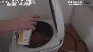 Xelon事辰 ▲連速食店附餐內的可樂都加進去鍋子內。(圖/Xelon事辰 授權)
