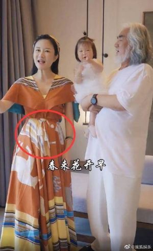 ▲杜星霖(左)凸肚照瘋傳。(圖/翻攝微博) ▲杜星霖(左)凸肚照瘋傳。(圖/翻攝微博)