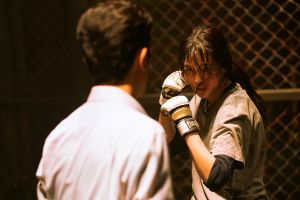 ▲韓韶禧(右)不再嬌柔,變身凶狠女打仔。(圖/Netflix) ▲韓韶禧(右)不再嬌柔,變身凶狠女打仔。(圖/Netflix)