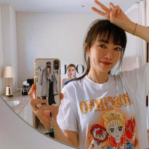 ▲謝金燕與照片中自己合照。(圖/謝金燕IG) ▲謝金燕與照片中自己合照。(圖/謝金燕IG)