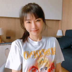 ▲謝金燕與照片中自己合照。(圖/謝金燕IG) ▲謝金燕與照片中自己合照。(圖/謝金燕IG)