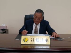 ▲交接典禮結束後程清水隨即進入市長室簽下第一份公告公文。(圖/記者黃正忠攝, 2021.09.30)