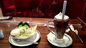 ▲大媽們看到原PO的飲料,狂酸「吃鮮奶油太胖、熱量很高」。(圖/翻攝自《Dcard》) ▲大媽們看到原PO的飲料,狂酸「吃鮮奶油太胖、熱量很高」。(圖/翻攝自《Dcard》)