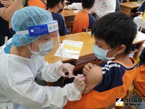 桃市國中施打BNT攝疫苗稀釋站 ▲為預防日前新北恩主公醫院誤打原液疫苗事件重演,負責今日施打工作的聯醫國際醫院團隊也特別在校內設置「疫苗稀釋站」。(圖/記者李春台攝,2021.09.30)