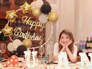 ▲安以軒頭戴「生日快樂」造型頭飾。(圖/安以軒微博) ▲安以軒頭戴「生日快樂」造型頭飾。(圖/安以軒微博)
