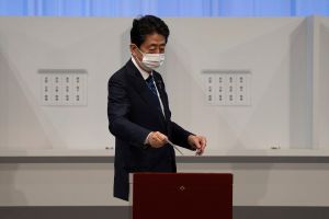 日本自民黨總裁選舉岸田文雄勝選 ▲安倍晉三成為這次選戰的關鍵之一。(圖/美聯社/達志影像)