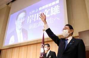 日本自民黨總裁選舉岸田文雄勝選 ▲岸田文雄指出自己的專長是傾聽人們的聲音。(圖/美聯社/達志影像)