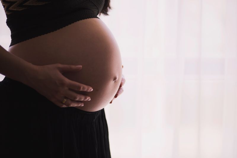 ▲印度一位預產期在12月初的孕婦，卻於8月22號就遭剖腹，結果手術中發現胎兒太小，只好又重新縫合。（示意圖，圖中人物與當事者無關／取自unsplash）