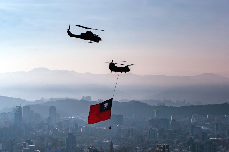 ▲CH-47SD直升機吊掛國旗。(圖/軍聞社提供)