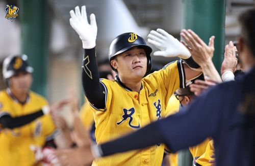 兄弟歡慶隊史40週年！8：5逆轉橫掃富邦悍將　高宇杰轟致勝三分砲
