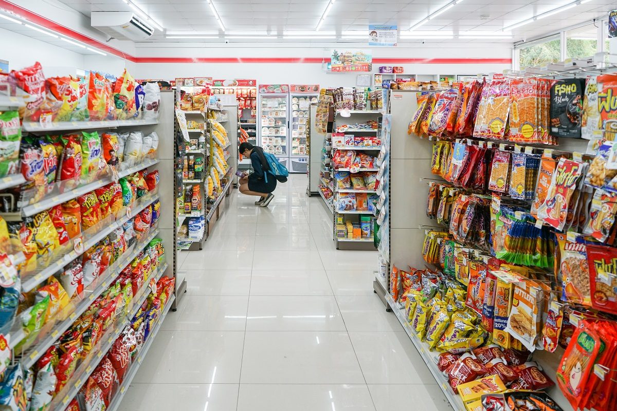 ▲原PO表示，小時候有一陣子「雷神巧克力」很熱門，要買還不一定買得到，好奇發問「鄉民有跟風買過嗎」？（示意圖／取自unsplash）