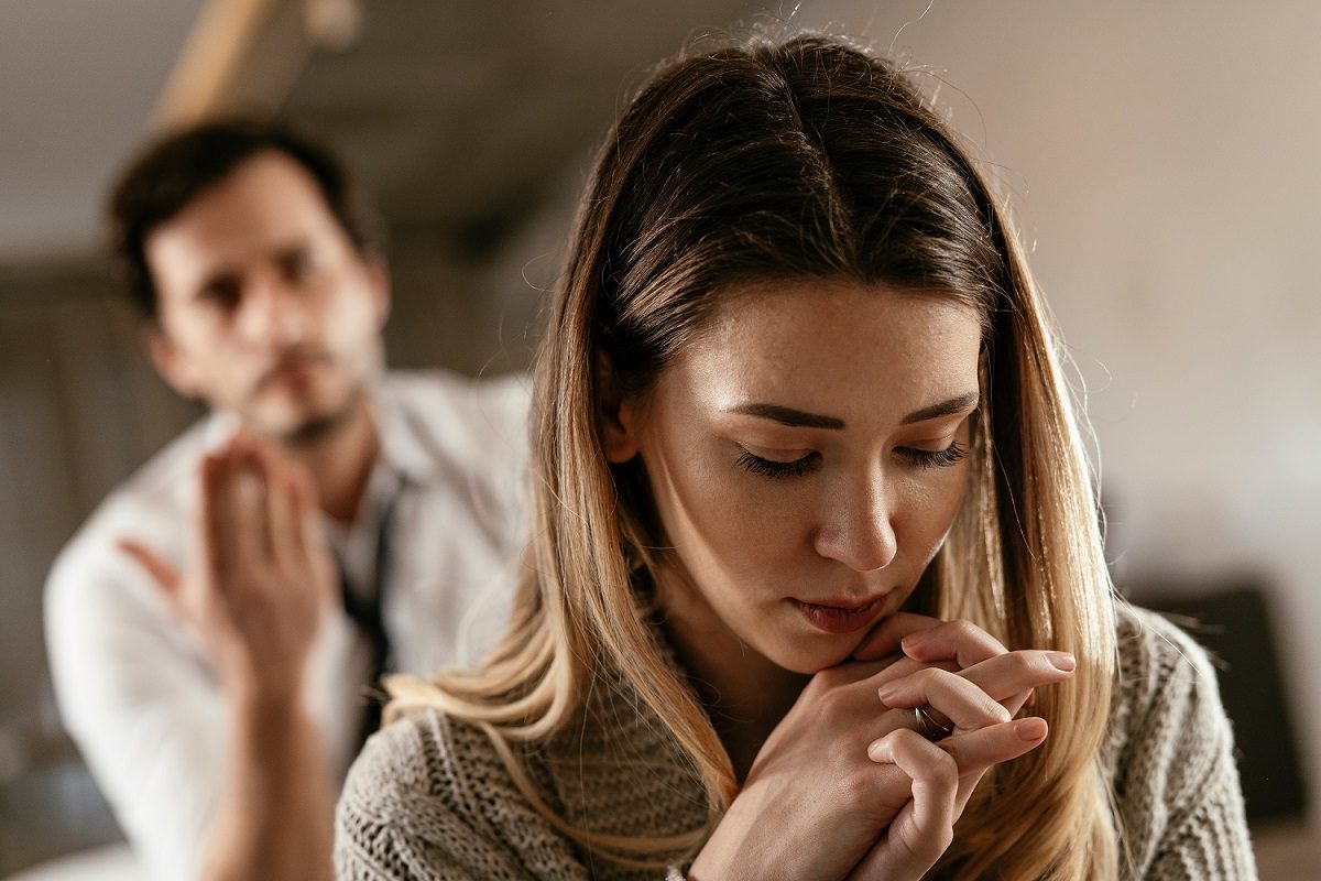 ▲原PO朋友透過交友app交到一位新女友，但在一起沒多久，對方就主動開口要求送她新的iPhone。（圖／shutterstock） 