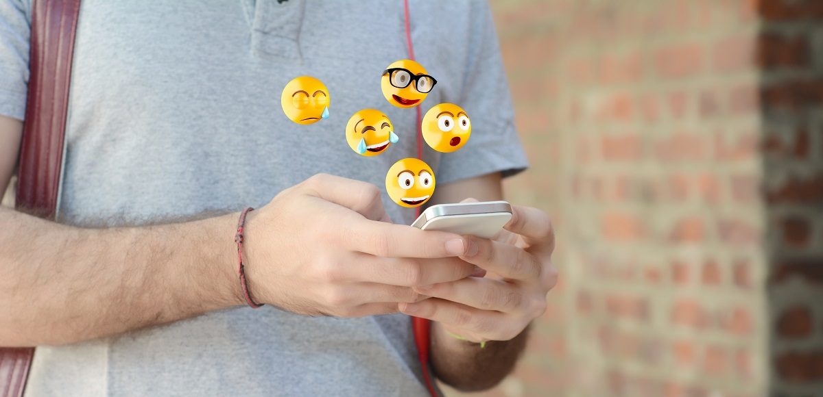 ▲不少人聊天過程會加入表情符號或顏文字來增添對話氛圍，日前就有段在社群平台瘋傳的對話過程，因為男方不斷穿插了「www」、「嘛」等用語，曝光後掀起熱議。（圖／Shutterstock）