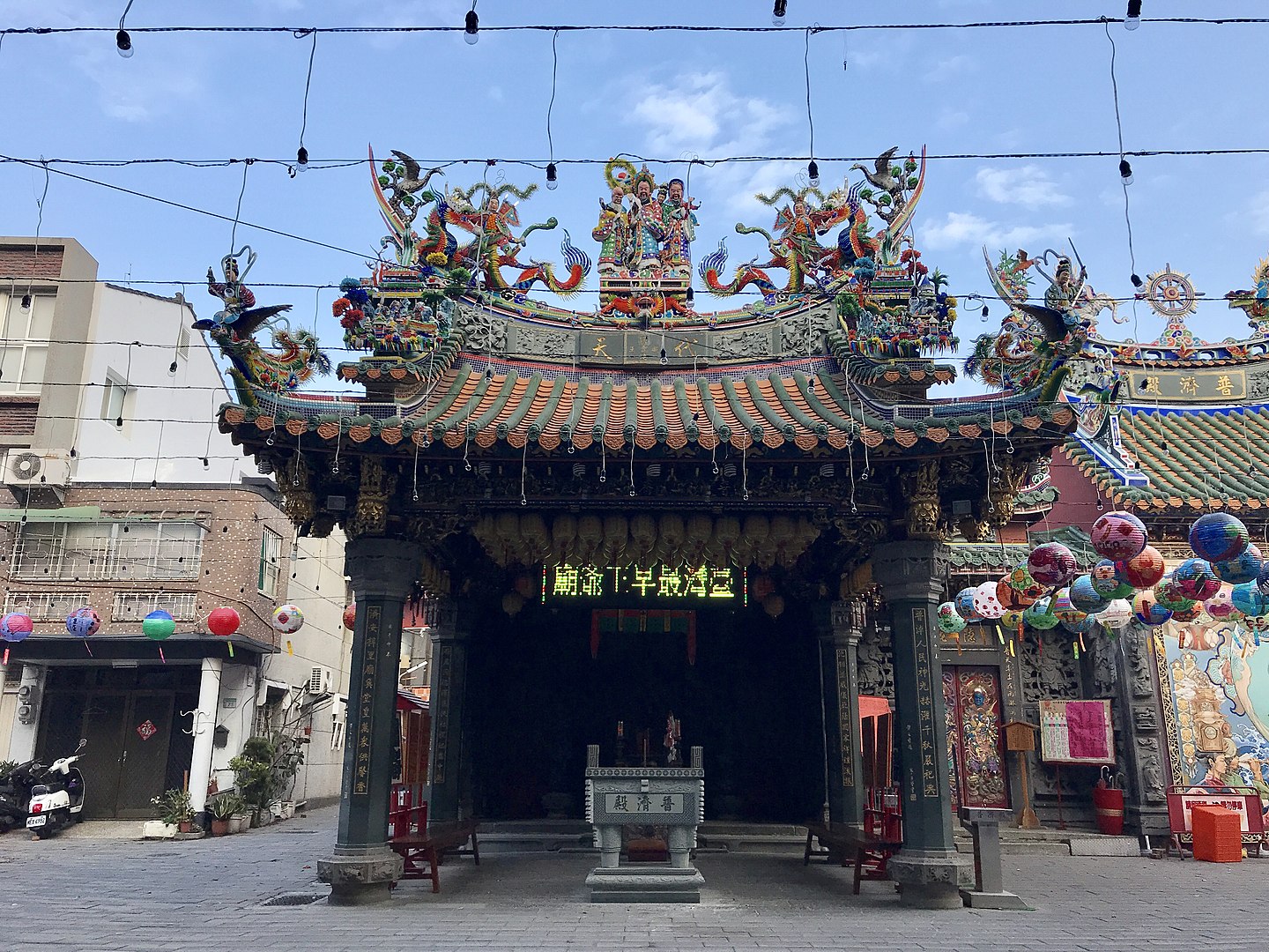 主祀池府千歲的普濟殿是台灣最早的王爺廟，李府三尊王的開基首廟敬和堂也在普濟殿境內。（圖／維基共享資源－作者Outlookxp）