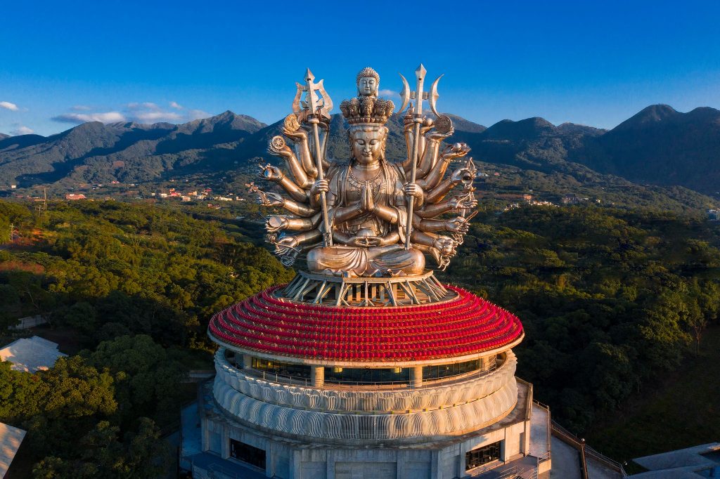 淡水千手觀音是許多攝影師喜愛的拍攝目標。（圖／翻攝自緣道觀音廟Yuan-Dao Guanyin Temple粉專）