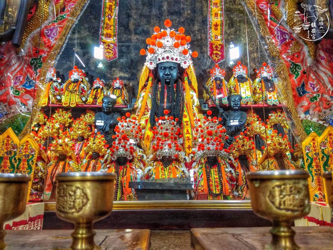 居中最大尊是十二位千歲爺中的老大盧千歲金身。（圖／翻攝自馬鳴山鎮安宮五年千歲祖廟）