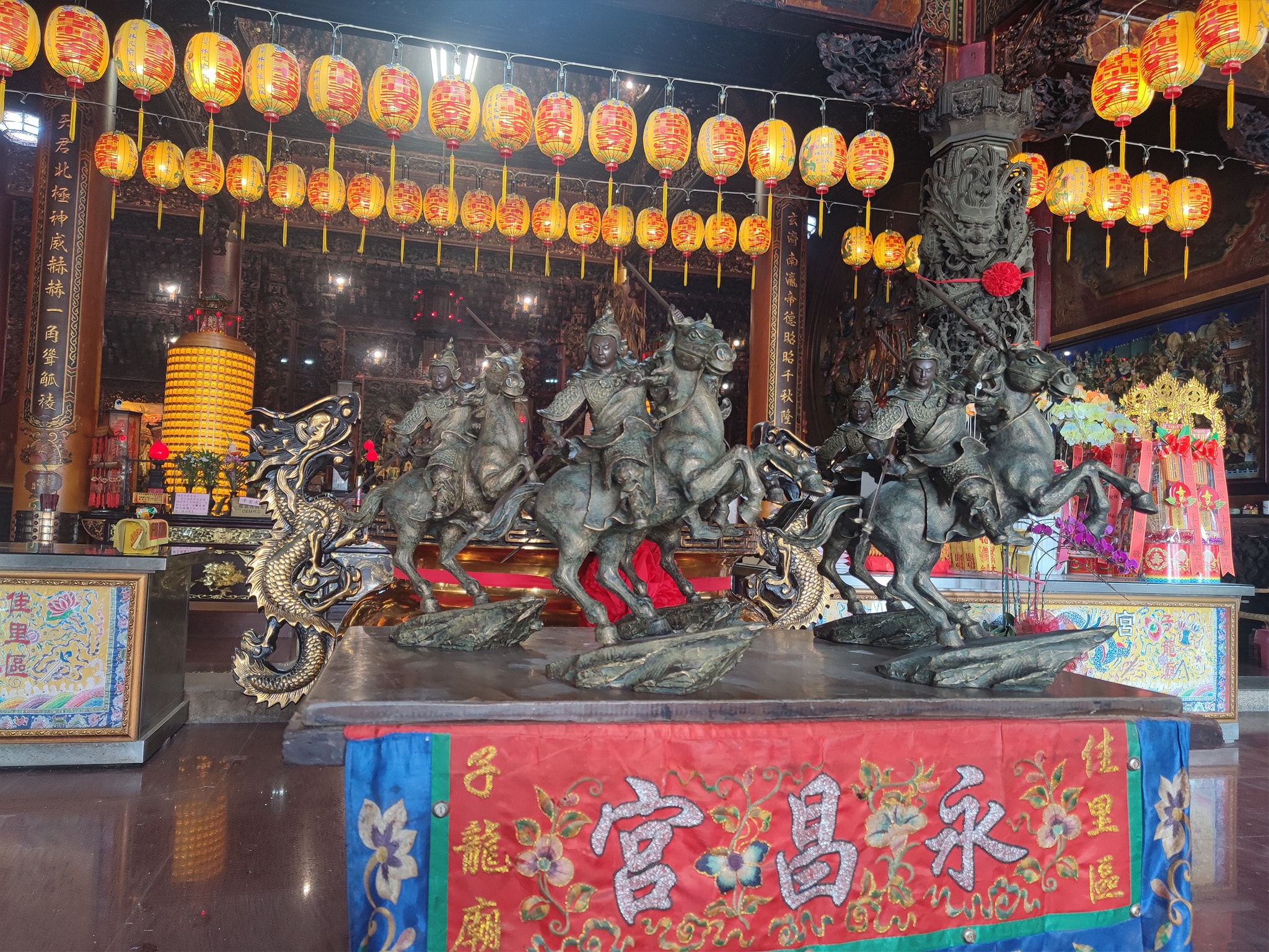 佳里子龍廟中，趙子龍騎馬挺槍的塑像相當引人注目。（圖／翻攝自佳里子龍廟永昌宮粉專）