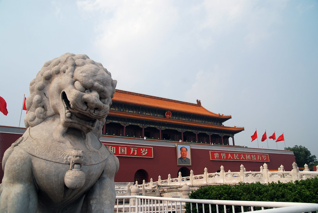 北京天安門前的北方石獅，肌肉發達且端莊，和台灣常見較為活潑靈氣的南方石獅有區別。（圖／flickr－作者e_ella ）