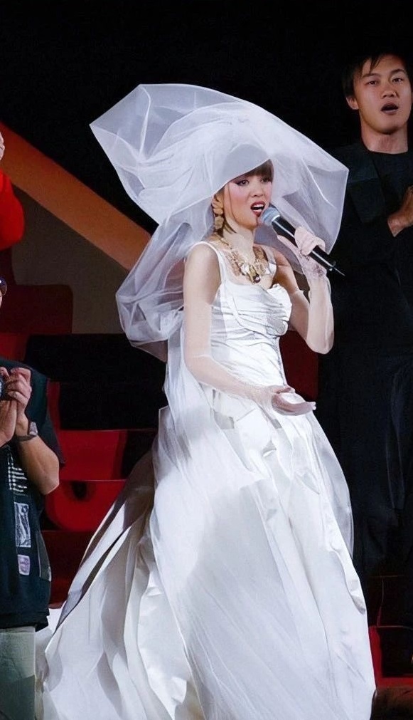 ▲梅艷芳最後演唱會的白紗造型令人印象深刻。（圖／娛聞少女微博）