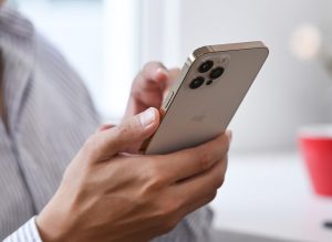 shutterstock_1865676382 ▲不少人嫌相機掃描QR Code耗時麻煩,但其實iPhone藏有一款「行動條碼讀取機」(Code scanner),讓你掃描QR Code只需要三秒就完成。(示意圖/Shutterstock)
