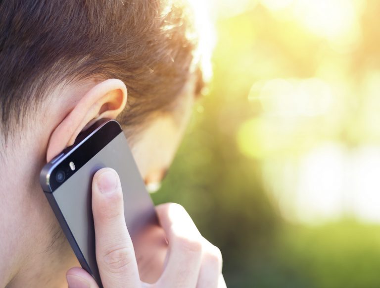 ▲現在許多人都用LINE來聯繫彼此，但你是否發現「自己不愛接LINE的電話呢？」（圖／Shutterstock）