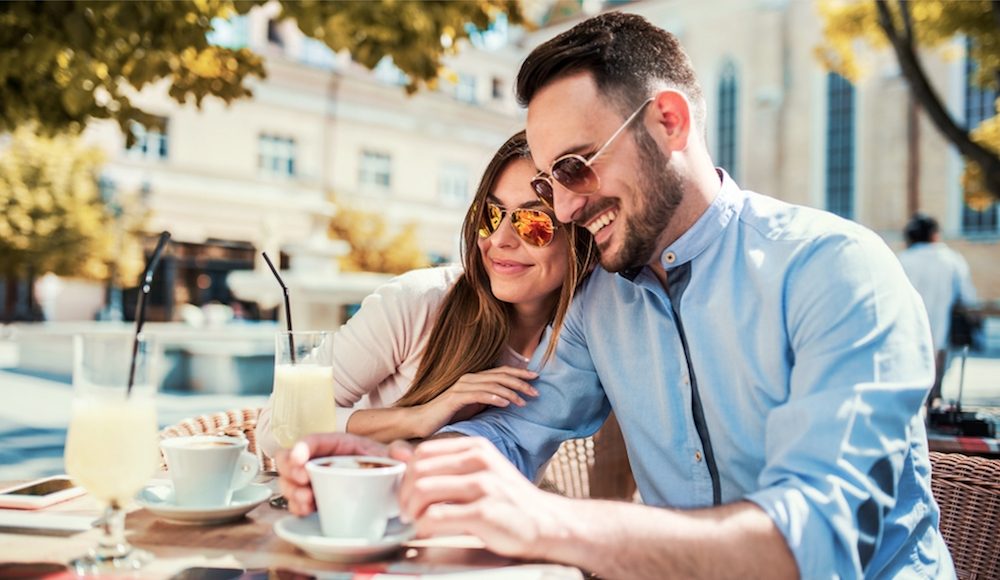 ▲張愛玲「喜歡一個人，會卑微到塵埃裡」。但再愛也要有底線，不要在愛裡活成別人。（圖／Shutterstock）