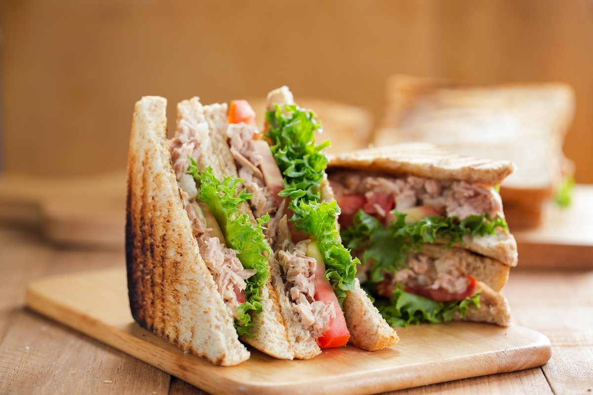 ▲日本有網友分享，做三明治只要用一招，就能完美防止裡頭的餡料溢出。（圖／Shutterstock）