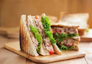 ▲日本有網友分享，做三明治只要用一招，就能完美防止裡頭的餡料溢出。（圖／Shutterstock）