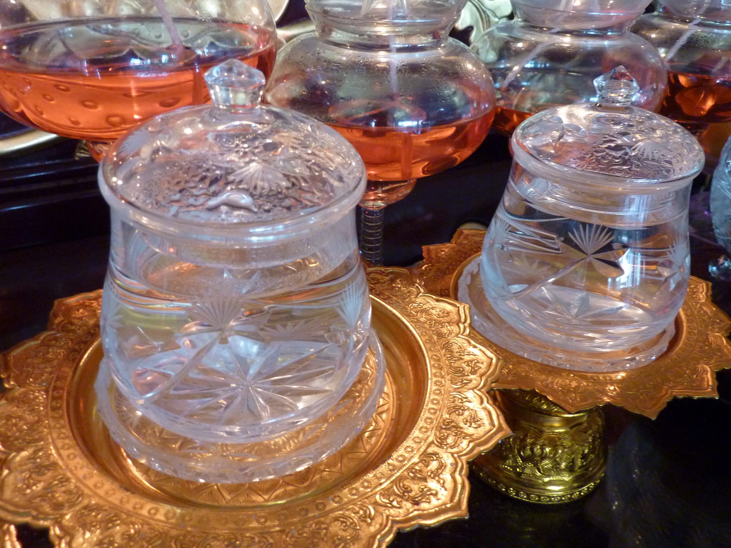 佛堂中供奉大悲水的杯子。（圖／維基百科共享資源，作者 Photo Dharma ）