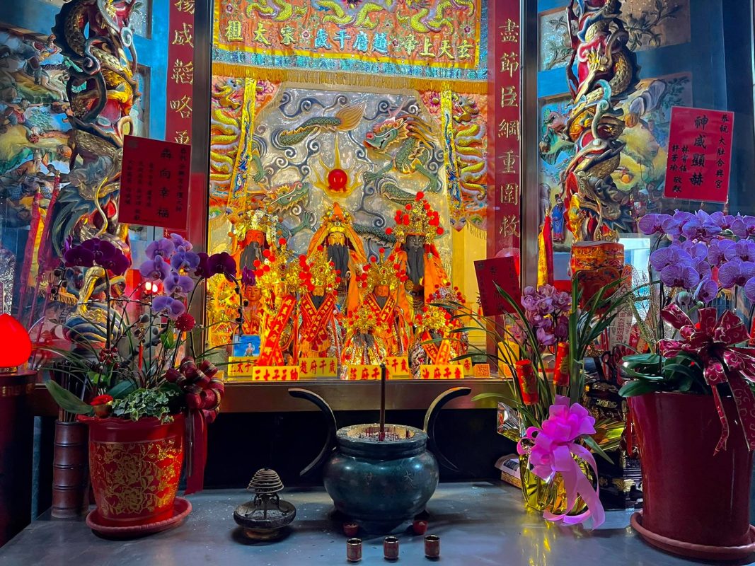 台中大肚合興宮主祀趙府千歲趙子龍，一旁陪祀宋太祖。（圖／大肚合興宮管理委員會粉專）