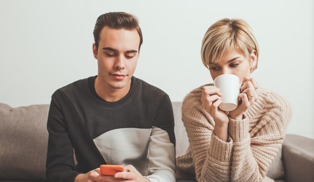 ▲發現男友會偷拍女性路人及下屬的照片，該怎麼從不信任往下走？（圖／Shutterstock）