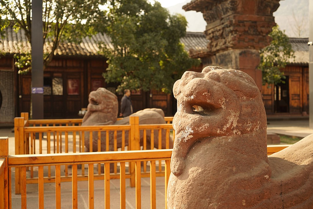中國最早石獅之一出自四川高頤墓闕，身體兩側有匠師想像出的翅膀。（ 圖／維基共享資源－Song Yanbo ）