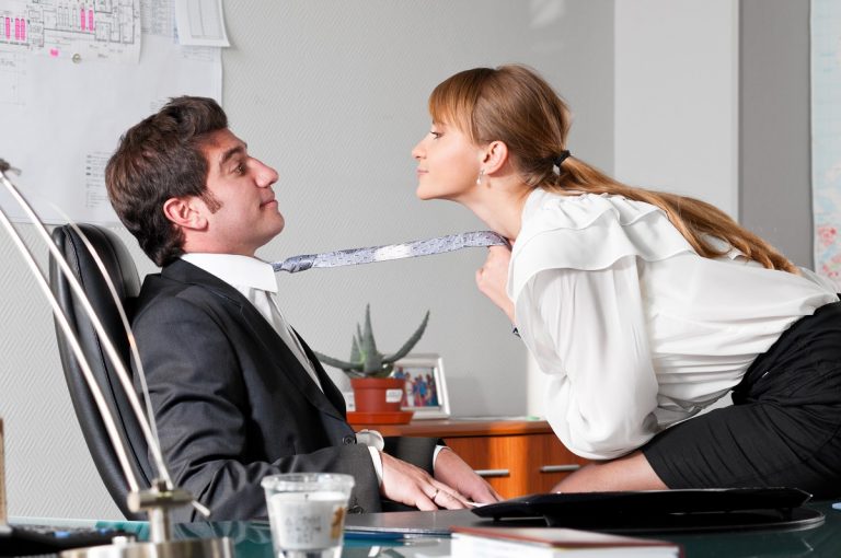 ▲辦公室戀情是真的「要嘛結婚，要嘛離職」嗎？（圖／Shutterstock）
