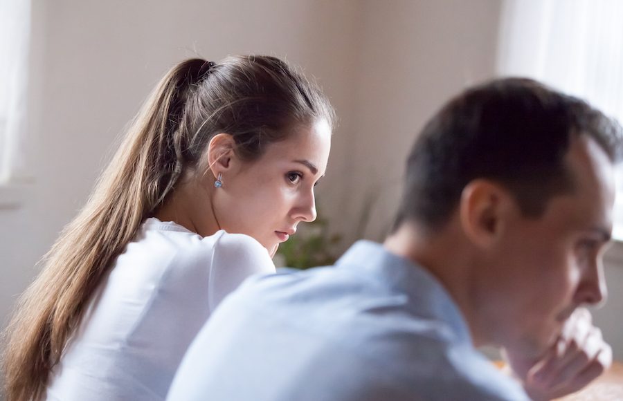 ▲與其盲目迎接外遇的丈夫回歸，倒不如先清楚把自己找回來，有能力使自己幸福了，那才是真正的走出陰霾、雨過天晴。（圖／Shutterstock）