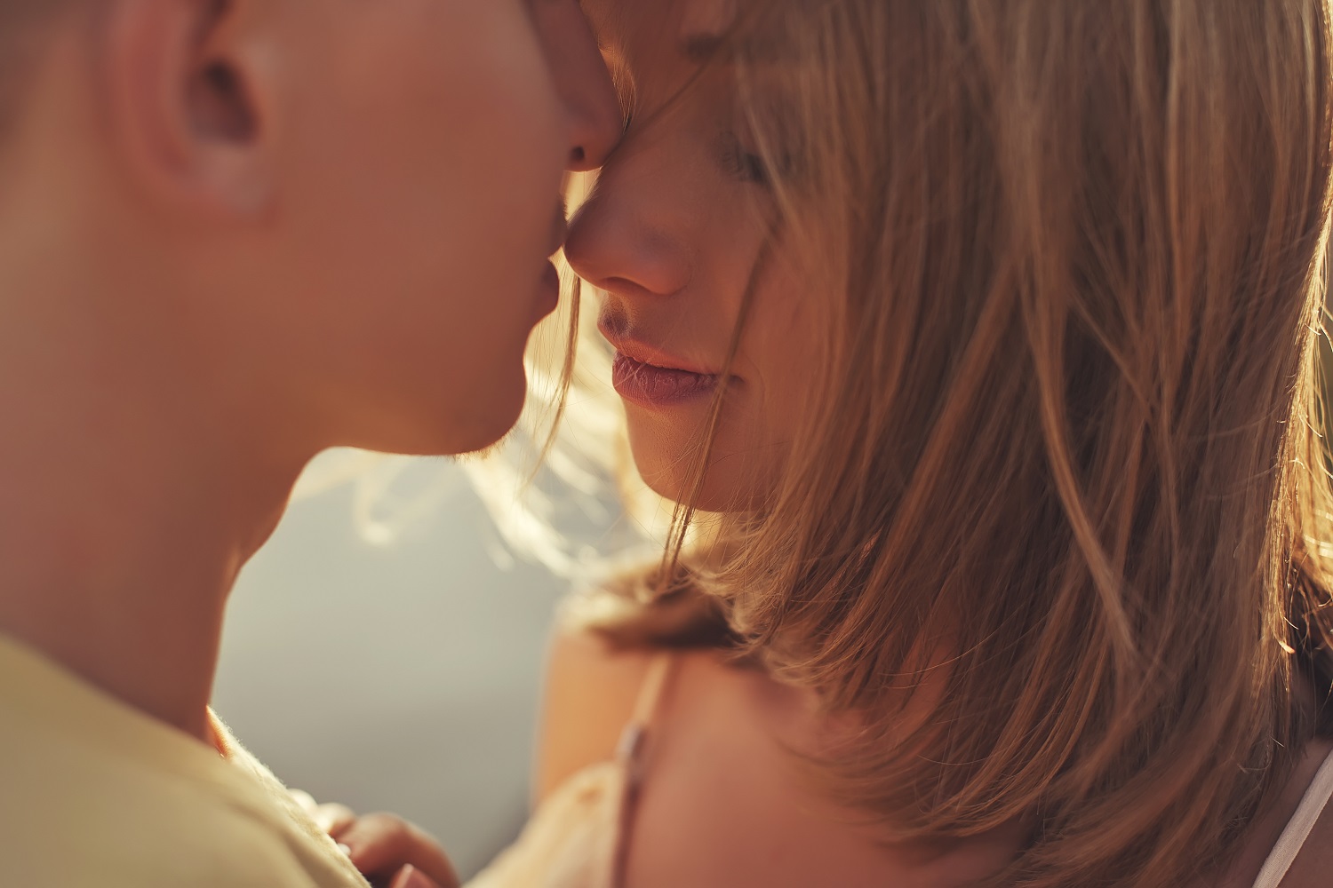 ▲他朝我的嘴唇吻了下去，我沒有抗拒，接受的閉上了眼睛。（圖／Shutterstock）