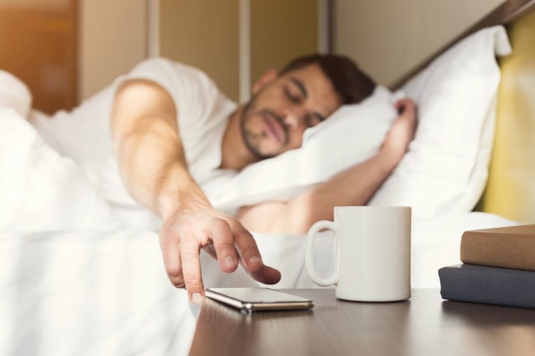 ▲不少人工作累又熬夜，仍然是要依靠「鬧鐘」來叫起床，否則睡過頭可是家常便飯的事情。（圖／Shutterstock）